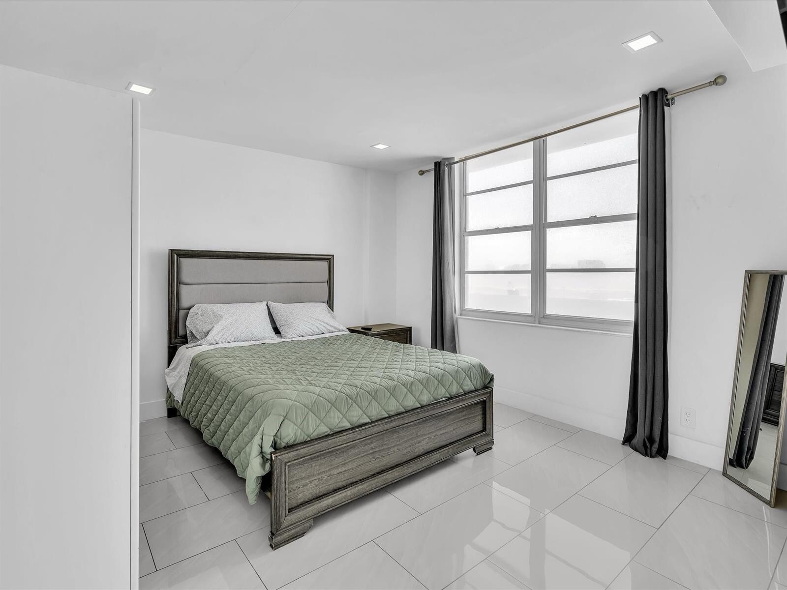 Building Photo - 3725 S Ocean Dr