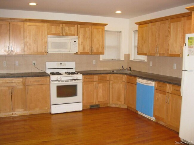 Building Photo - 622 S 6th Ave