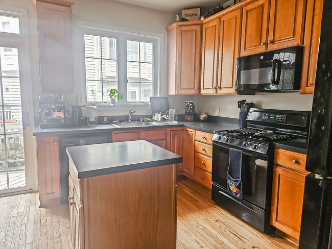 Building Photo - Stunning 3 Bed 2.5 Bath Interior Brick Tow...