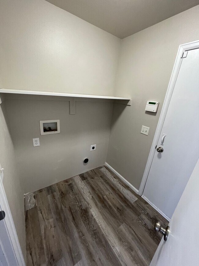 Building Photo - Renovated Home with A/C!