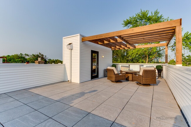 Building Photo - 1304 N Lawndale Ave