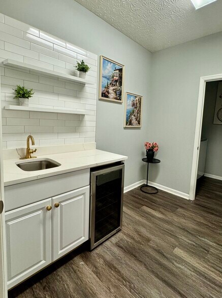 Building Photo - 6214 Brickside Dr