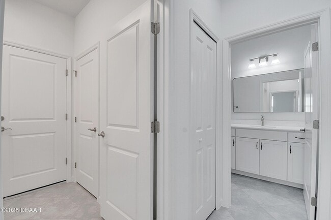 Building Photo - 215 Summertime Pl