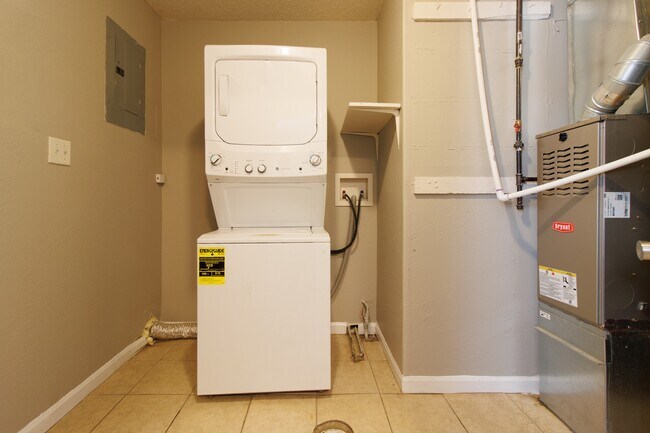 Building Photo - 6213 Commodore Dr