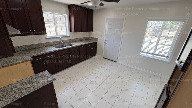 Building Photo - 2 bedroom 1 bathroom house located in the 93307 zipcode near E Brundage Ln/ Madison St