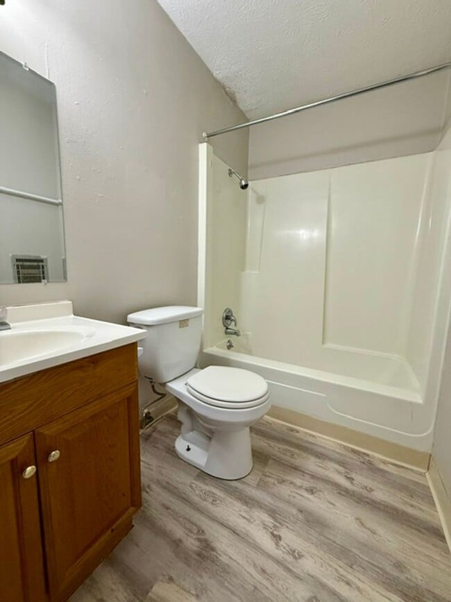 Building Photo - NORWALK - 2 Bedroom, Move-In Ready!