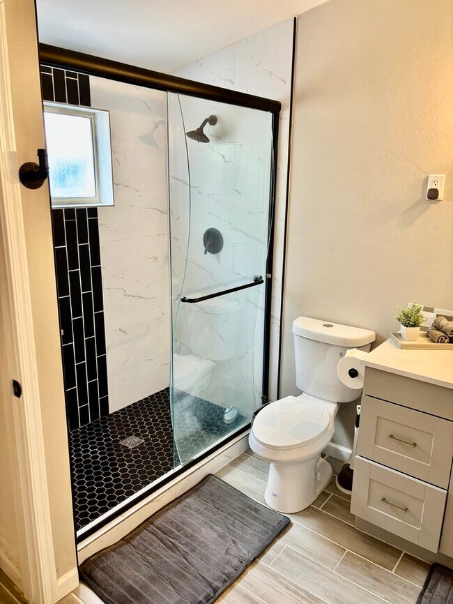 Building Photo - Three bedroom, Two bath