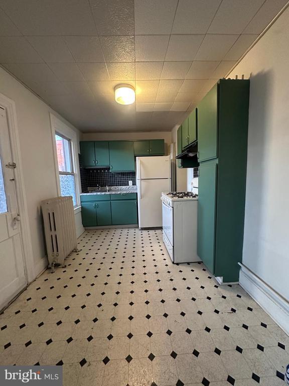 Building Photo - 17 E Walnut St