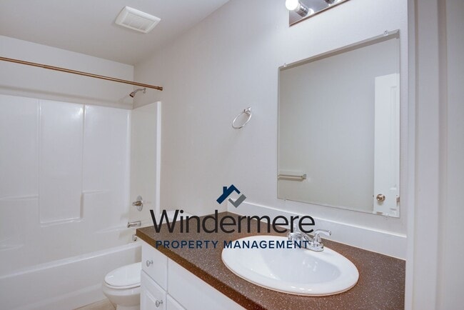 Building Photo - Newer Build 3 Bedroom 2.5 Bathroom Townhome