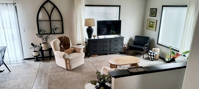 Building Photo - 3 Bed 3 Bath Twin Home