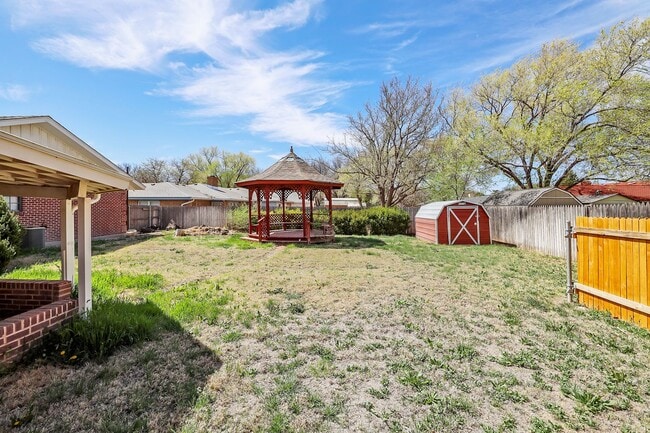 Building Photo - Spacious Canyon Home