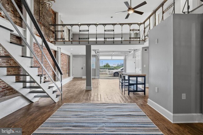 Building Photo - 310 N 13th St