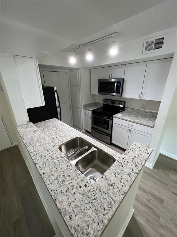 Building Photo - 4200 Thornbriar Ln