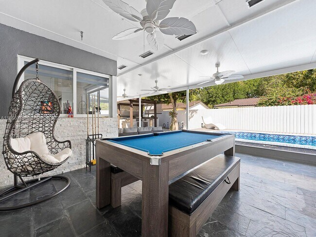 Building Photo - 6951 Miami Lakeway S