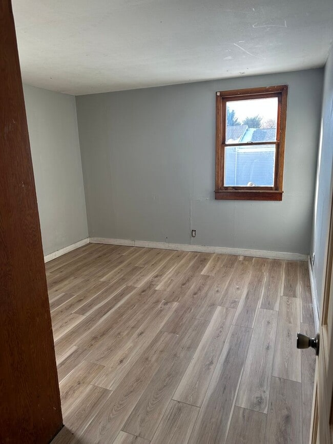 Building Photo - 308 Birdland Dr