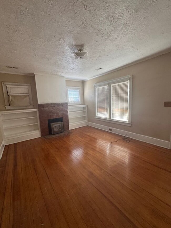 Building Photo - 911 E 4th St