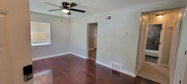 Building Photo - 2 bedrooms 1 bath renovated ready for move in