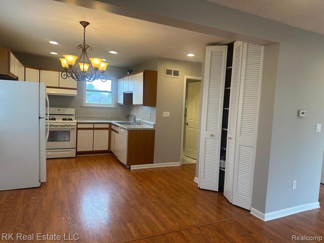 Building Photo - 2824 Roundtree Dr