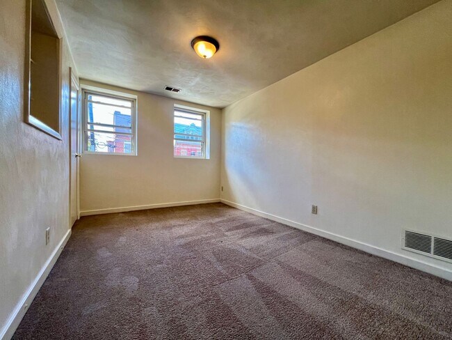 Building Photo - Large 1 BR Apartment in Lovely South Oakland Location! CALL TODAY TO TOUR!
