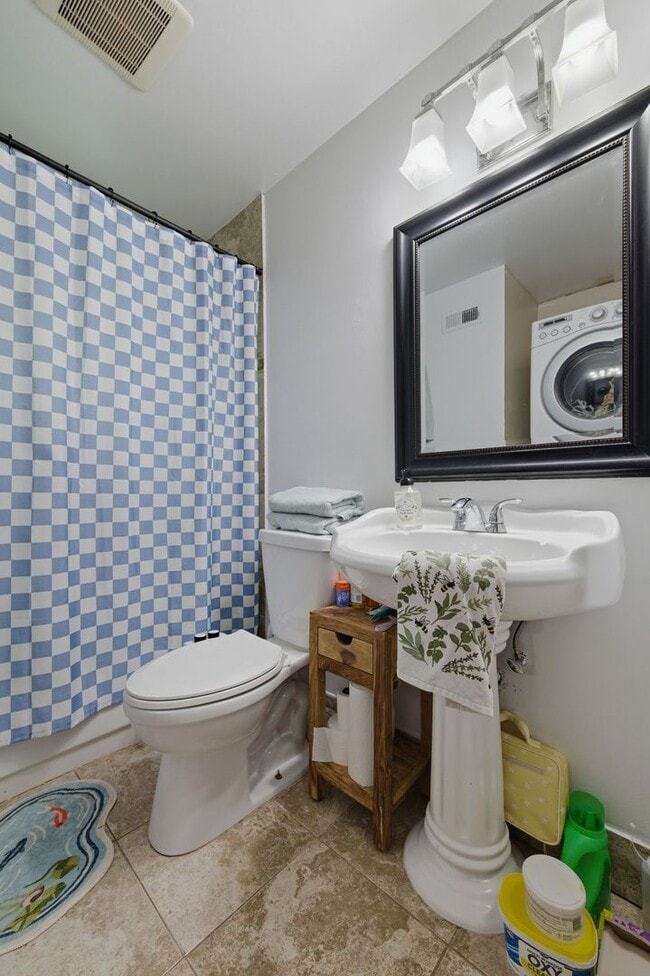 Building Photo - Two Bedroom/One Bathroom Duplex Unit