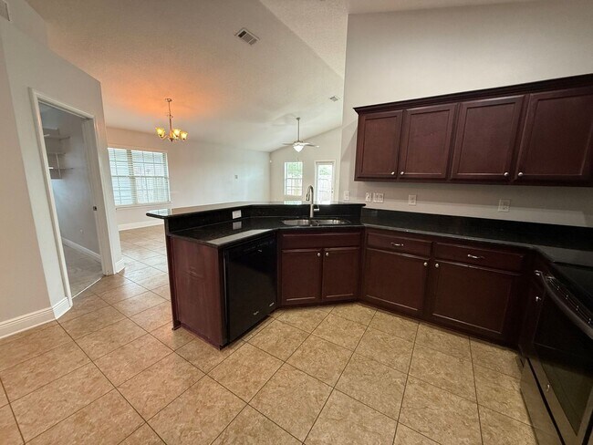 Building Photo - Pensacola - Weatherstone - 4 bedroom, 2 bathroom - w/ lawn care included