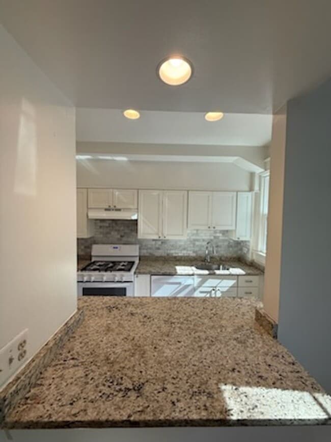 Building Photo - UPDATED 4/BR in Glover Park!