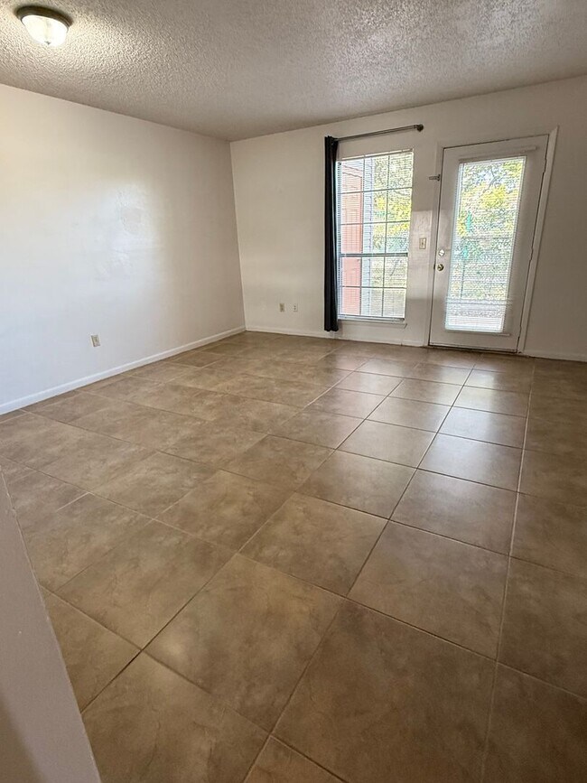 Building Photo - 113 Classic Ct