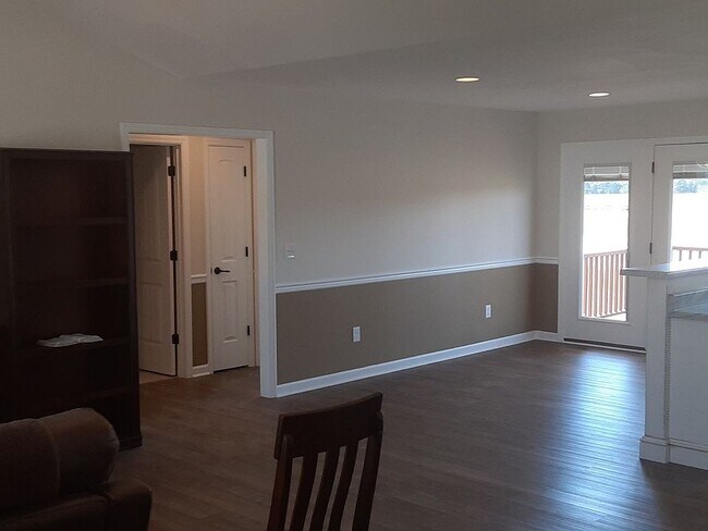Building Photo - 625 Strawberry Dr