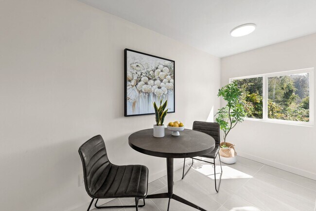 Building Photo - Peaceful Lakefront Living in Kirkland