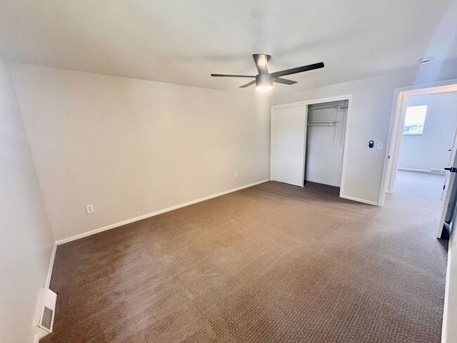 Building Photo - Beautifully Renovated Townhome in Coumbine...