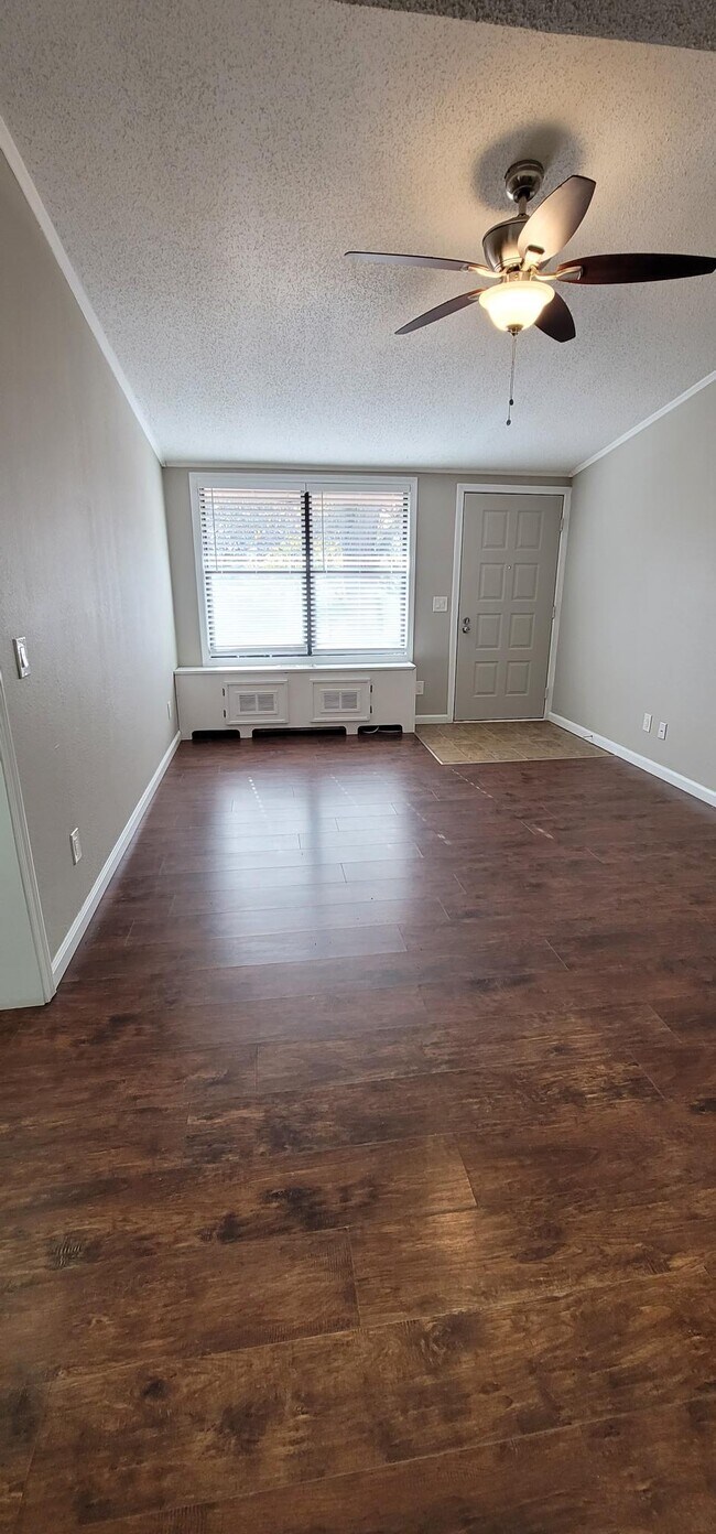 Building Photo - 161 Waterbury Ct