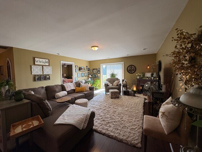 Building Photo - 655 N Edgemere Dr