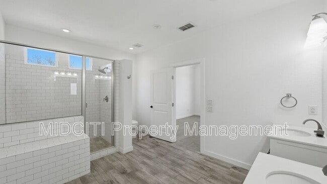 Building Photo - 895 E Mather St