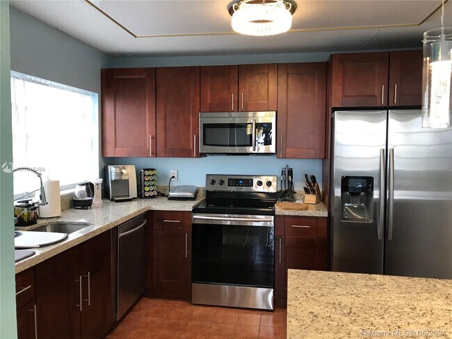Building Photo - 1817 S Ocean Dr