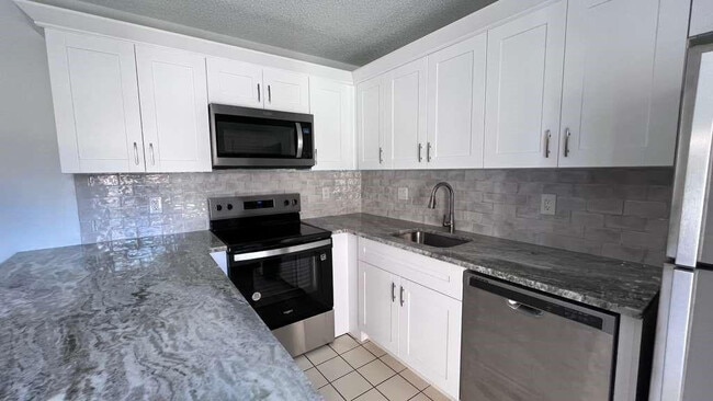 Building Photo - 12 Waterford Dr S