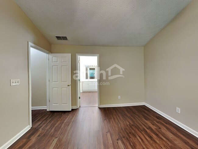 Building Photo - 3800 Oak Park Dr