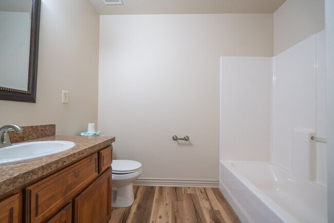 Building Photo - Modern 3 Bed, 2.5 Bath Townhouse - Excelle...