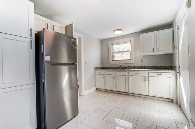 Building Photo - Two Bed, One Bath in Dayton!