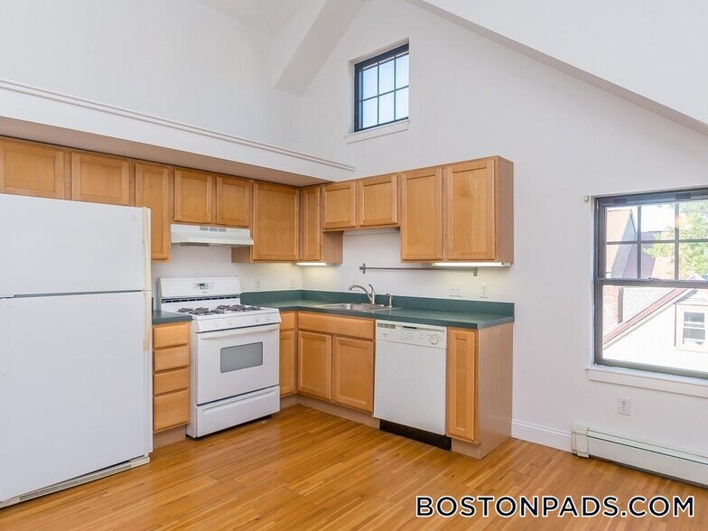 Primary Photo - 241 River St