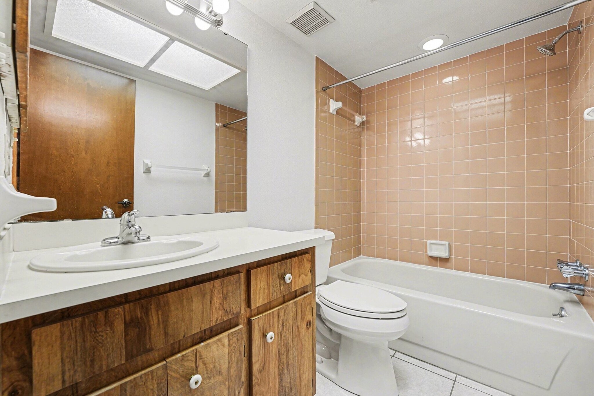 Building Photo - 2025 Sylvester Rd