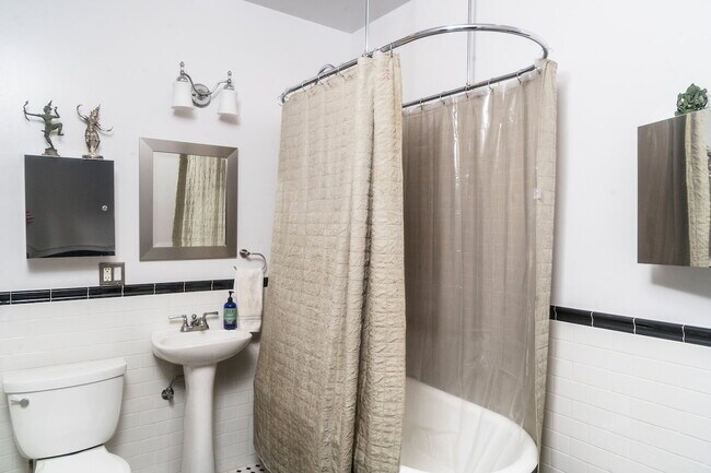 Full Bath - 2568 Folsom St