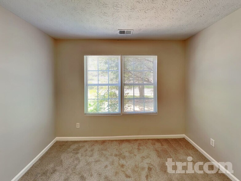 Building Photo - 300 Klinetop Dr