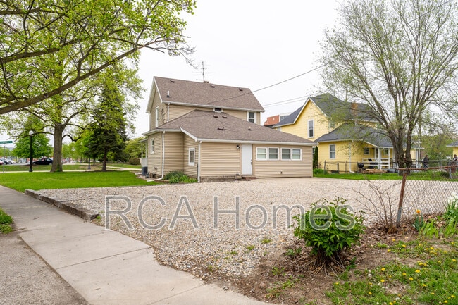 Building Photo - 1211 E Hanna Ave