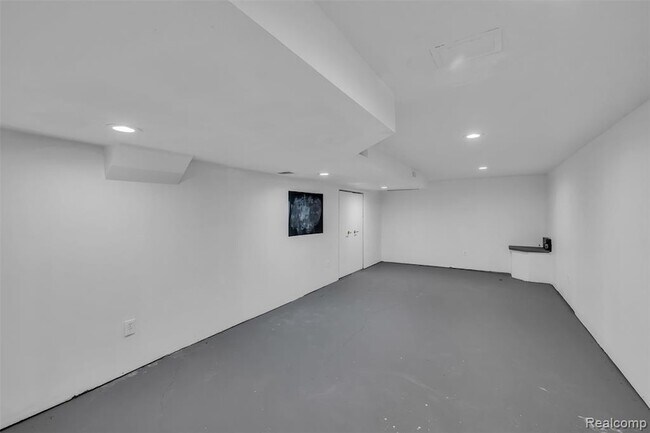 Building Photo - 45077 Roundview Dr