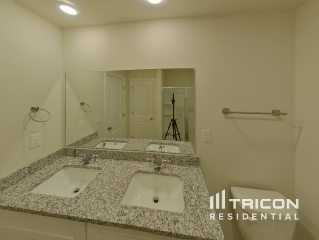 Building Photo - 3427 Quintana Dr