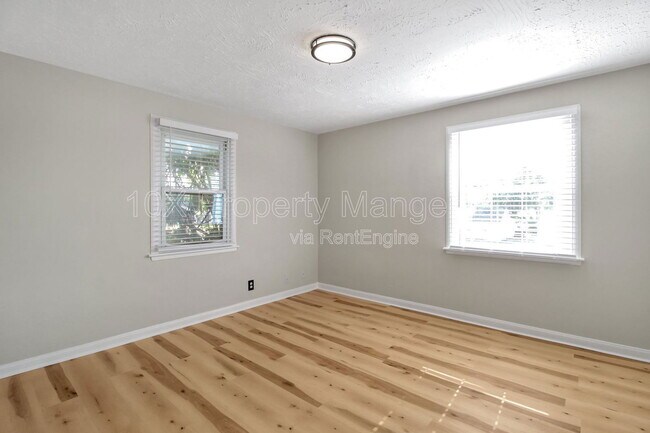 Building Photo - 1045 S James Rd