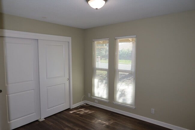 Building Photo - 2 bedroom, 1 bath, Roundtree Court in the ...