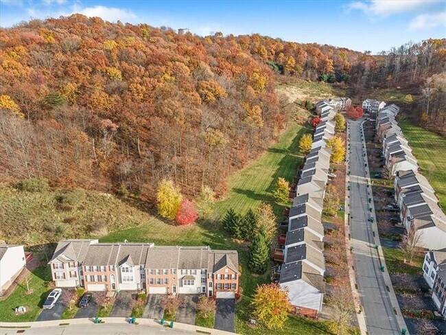 Building Photo - 700 Bush Dr