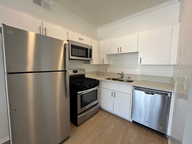 Interior Photo - 14900 Moorpark Street