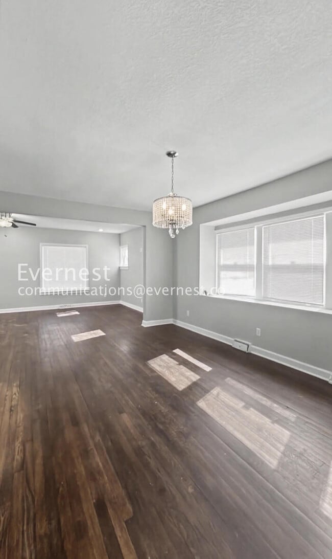 Building Photo - 4 Bed/3 Bath Home with In-Unit Laundry / Available Now!